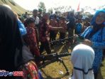 Warga Desa Margaluyu Terhibur dengan HUT TNI Ke 72  Di Lokasi TMMD