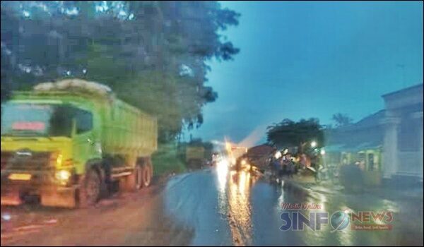 Pengguna Jalan Citapen Keluhkan Jalan Macet  dan Licin Imbas  Operasional Truck Tanah