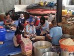 Dapur Umum Dinsos Siapkan Makanan Siap Saji Kepada  Pengungsi Korban Banjir