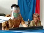Mau Dapat Bantuan Sosial Tunai BST, Seorang Lansia Asal  Kelurahan Tanjungpura Lakukan Perekaman e-KTP