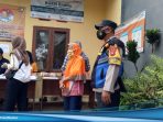 Agar Pelaksanaan Tetap Tertib Dan Terapkan Prokes, Binmas Desa Cileunyi Kulon Dampingi Pendistribusian BPNT