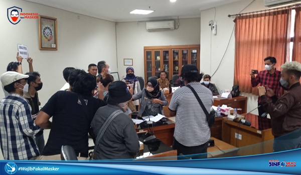 Jurnalis Karawang saat Galang Dana Bagi Warga Terpapar Covid-19@2021SINFONEWS.com