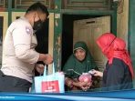 Sambangi Warga Jompo, Polisi Dan Agen BPNT Di Sukabumi Salurkan Bansos Pada Masa PPKM Darurat Level 4