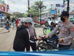 Sambil Bagi Masker Gratis, Polisi Patroli Humanis Sosialisasikan PPKM Darurat