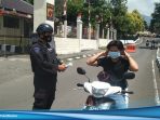 Sat Brimob Polda Jabar Bagikan Masker Gratis Kepada Warga Cipanas Ditengah PPKM
