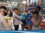 Cegah Penyebaran Covid-19, Polisi Bagikan Masker Dan Ingatkan Prokes Di Pasar Jatiwangi Ditengah PPKM