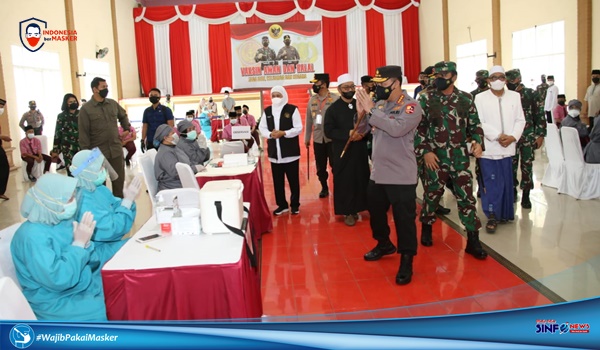 PANGLIMA TNI Marsekal Hadi Tjahjanto dan Kapolri Jenderal Listyo Sigit Prabowo meninjau kegiatan vaksinasi massal serentak@2021SINFONEWS.com