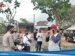 Polisi Bagi Masker Gratis Upaya Cegah Penyebaran Covid 19 Ditengah PPKM