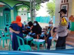 Brigpol A Syapei Monitoring Vaksinasi Door to door di Wilayah Desa Lemahkarya