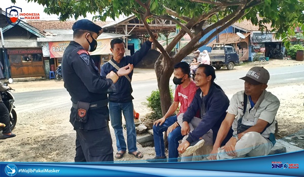 Sat Brimob Polda Jabar Patroli Sambang Kamtibmas Di Pangkalan Ojek Desa Nanggeleng@2021SINFONEWS.com