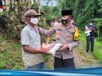 TNI Bersama Polri Bagi – Bagi Bansos Beras Di  Desa Sindangkerta
