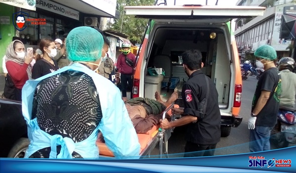 KTP dan Satpol PP Evakuasi Lansia Terkapar di Trotoar Pertokoan Jalan Arif Rahman Hakim Karawang