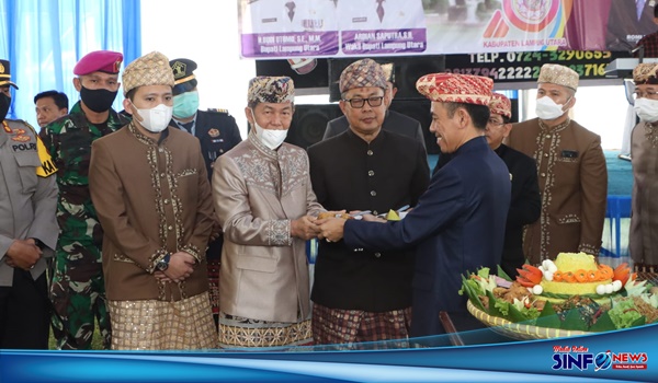 Bupati Lampung Utara saat menerima potongan tumpeng dari Ketua DPRD @2022SINFONEWS.com