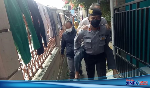 Polisi Di Sukabumi Evakuasi Seorang Kakek Yang Sakit dibawa ke Puskesmas Dengan Cara Digendong