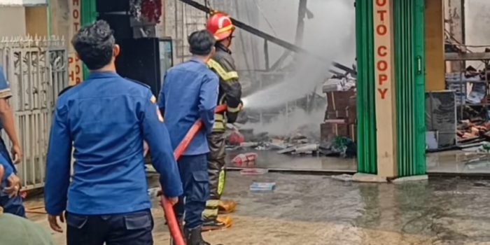 Diduga Korsleting Listrik 1 Rumah Dan Kios Fotocopy Di Kepuh Habis Terbakar.