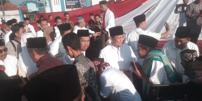 Prabowo Bareng Ribuan Warga Shalat Idhul Adha di Stadion Gelora Mandalamukti Bersatu Cikalong Wetan
