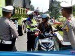 Satlantas Polres Karawang Bagi-bagi helm Gratis Dalam Rangka HUT Bhayangkara Ke 77