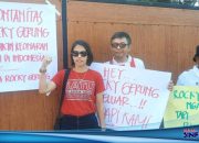 Noviana Kurniati (baju merah) saat aksi demo menuntut Rocky Gerung ditangkap@2023SINFONEWS.com