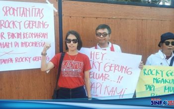 Noviana Kurniati (baju merah) saat aksi demo menuntut Rocky Gerung ditangkap@2023SINFONEWS.com