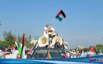 VIRAL! Saat Aksi Akbar Bela Palestina di Cikarang, Muslimah Cantik Kibarkan Bendera Palestina di Atas Mobil Komando Pesantren At Taqwa