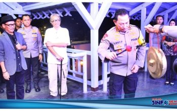 KAPOLRI Jenderal Polisi Drs. Listyo Sigit Prabowo saat menabuh gong dalam acara pentas seni di Yogyakarta@2024SINFONEWS.com