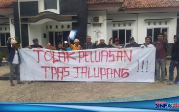 Bersikukuh Tolak Perluasan TPSA Jalupang, Warga Wancimekar Unjuk Rasa di Depan Kantor Desa