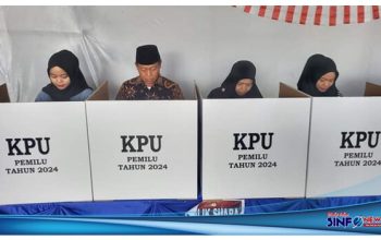Didampingi Istri Mencoblos di TPS 16 Pahang, Wali Kota Waris Ajak Masyarakat Gunakan Hak Pilihnya dan Sukseskan Pemilu 2024