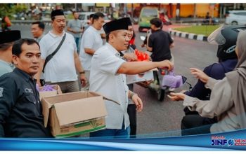 Bagi-bagi Takjil di Bunderan Mega M Karawang, Bupati Aep Syaepuloh Diserbu Warga