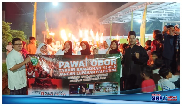 Pawai Obor yang digelar warga Festival dan DKM Mesjid Nurul Iman Purwadana Karawang@2024SINFONEWS.com