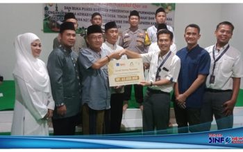 Jarum Group Berikan Bantuan, Manager PT.BMJ Arief Rahman didampingi Hendi Setiadi dari Resinda Estate Serahkan Dana senilai 65 Juta